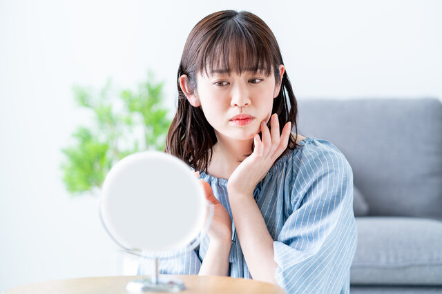 20代から押さえておきたい、肌のたるみを改善する方法について解説します