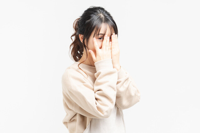 まぶたのたるみやシワの改善方法とは? 悪化させてしまうNG習慣も知りたい!