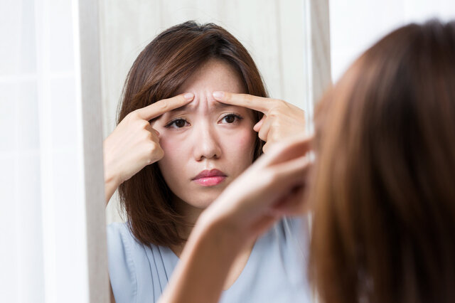 眉間のシワの原因とは?日々の生活での予防法や対処法も紹介!