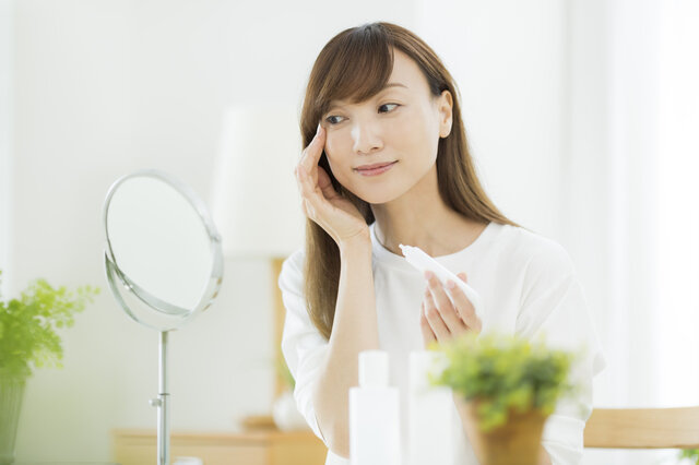 アイケアのおすすめは?正しいつけ方&小じわの引き上げマッサージも伝授♡