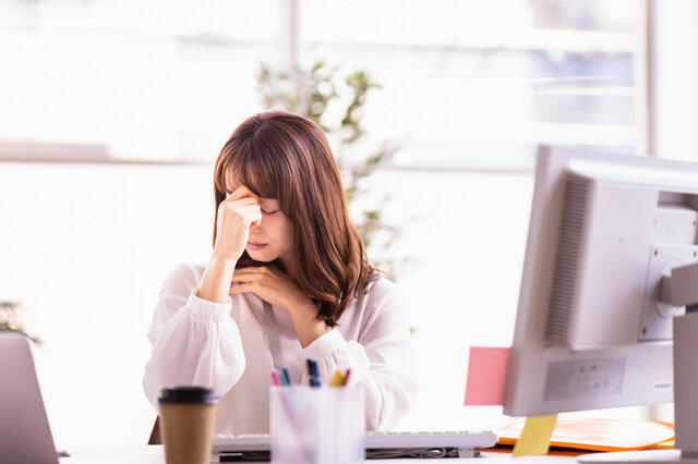 デスクワークが多い方必見!目の疲れを緩和するツボ
