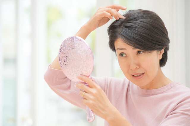 なぜ白髪染めでかぶれる?おすすめの低刺激な白髪染めと選ぶポイントを紹介