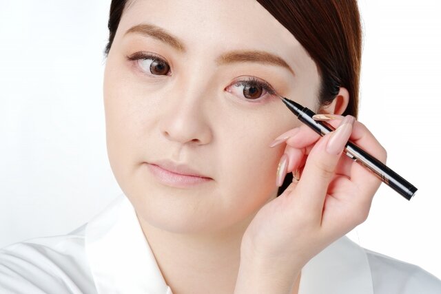 一重のメイクは薄めに丁寧に 韓国メイクに学ぶアイメイクのコツ Puff Cosme