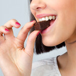 チョコや紅茶も! 歯の着色汚れの原因と、黄ばみを防ぐケア・対策