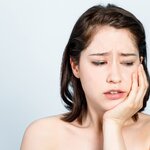 口の中の白いできもの、放っておいて大丈夫? こんな症状がある場合は歯科受診を