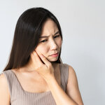 むし歯ではないのに歯が痛いのはなぜ? 歯科以外を受診すべきケースも【歯科医師監修】