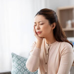 口の中を噛む原因はストレス?太ったから?5つの原因と対策を解説【歯科医師監修】