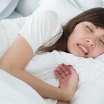 意外と寝ている時に歯ぎしりをする人は多い。その原因はストレスかも