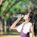 口や喉が渇くのは水分補給が足りていないのかも｜水分を摂るときのポイント＆注意点を解説