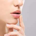 唇がヒリヒリする原因は口唇ヘルペス？治療と予防のポイント【医師監修】