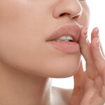 唇がかゆいのは病気? かゆくなる原因と対策【医師監修】