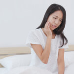 「低気圧で歯が痛い...」原因は口内に潜む〇〇かも。おすすめの対処法をご紹介