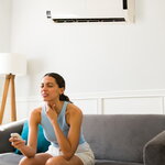 エアコンで喉が痛くなる原因とは? 痛みの和らげ方や予防法も紹介