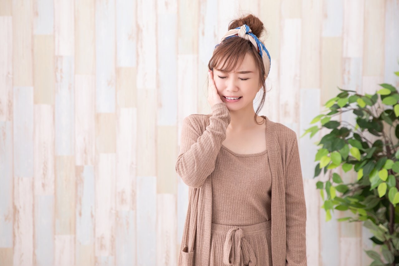 夜になると歯が痛いのはストレスが原因かも？　痛みが出る原因と痛み方別の対処法