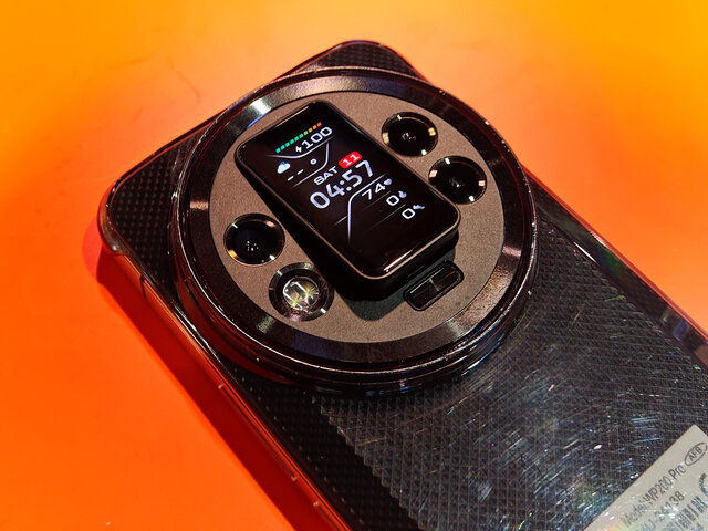 2025年のケータイ業界を占う、山根博士が見つけた最新の“変態スマホ”5