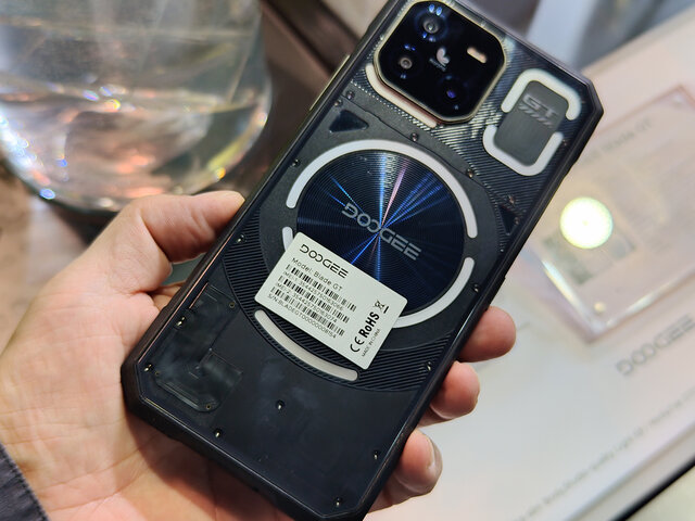 2025年のケータイ業界を占う、山根博士が見つけた最新の“変態スマホ”5