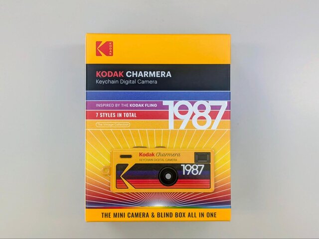 手のひらに収まるサプライズカメラ「Kodak Charmera」の小ささ