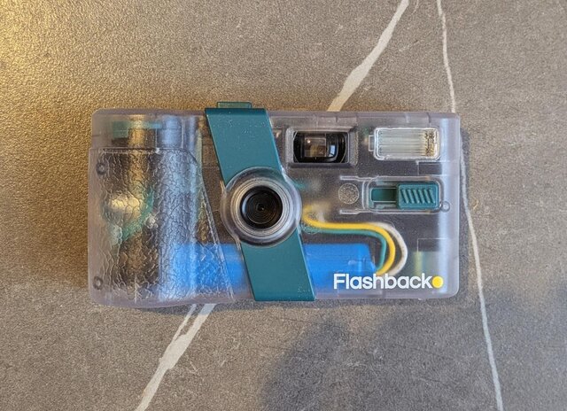 不自由さが楽しい！完璧なスマホ写真に飽きた人へ「Flashback ONE35 V2