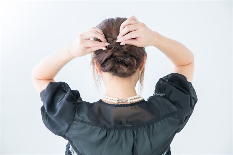 お呼ばれ用ヘアメイクってどうする?美容院とセルフセットの違いを解説