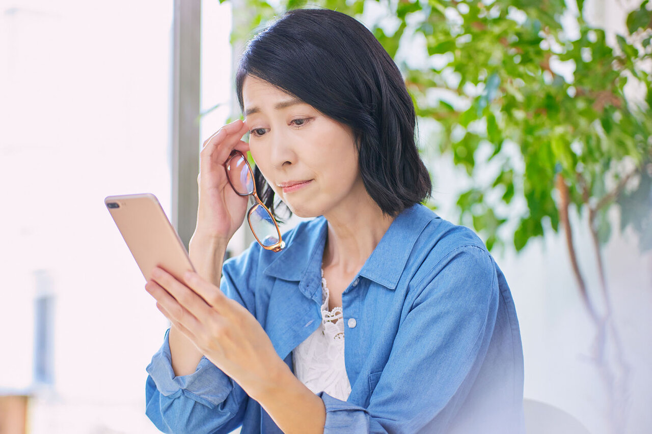 【眼科医監修】近視の人が老眼になったら？矯正方法や不快症状の簡単ケアを紹介