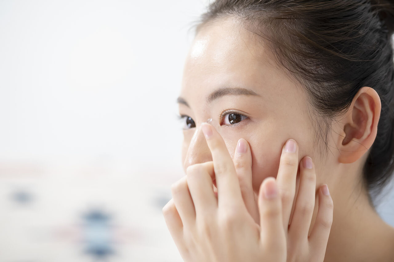 コンタクトを装着する女性