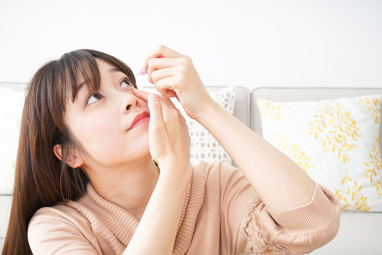 点眼中の女性