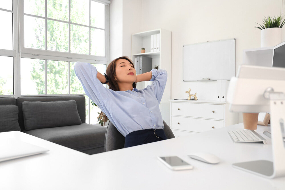 目を閉じて休憩している女性