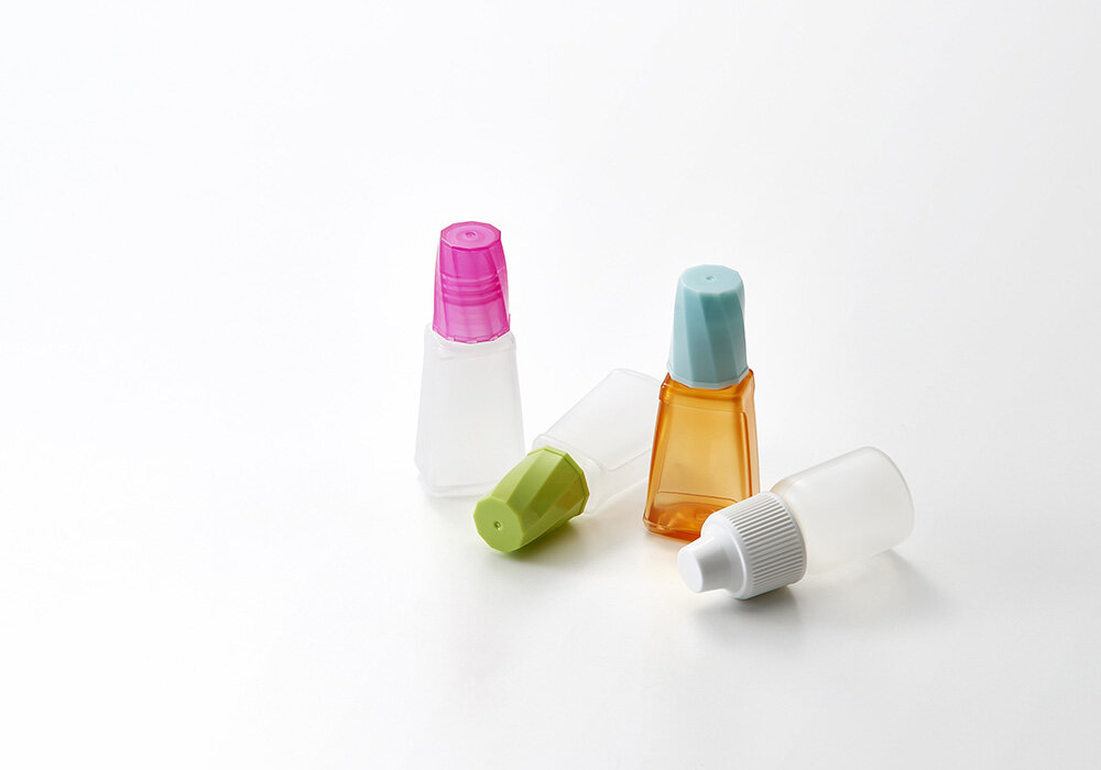 並んで置かれた目薬のボトル