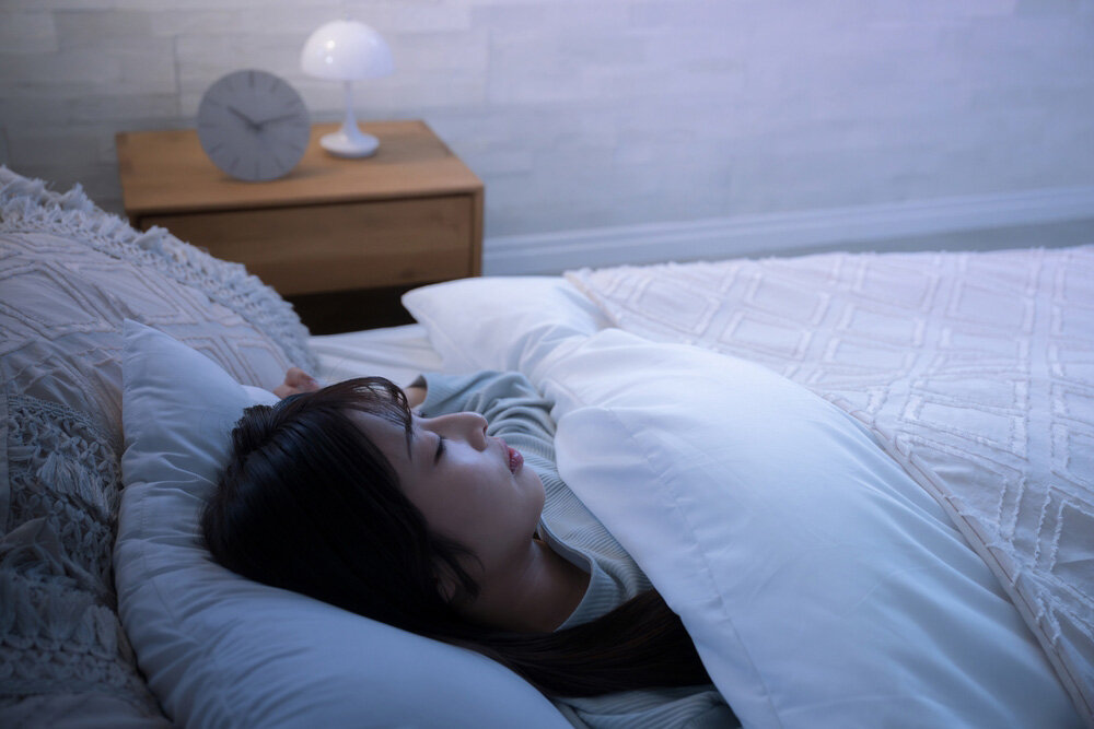 ベッドで眠る女性