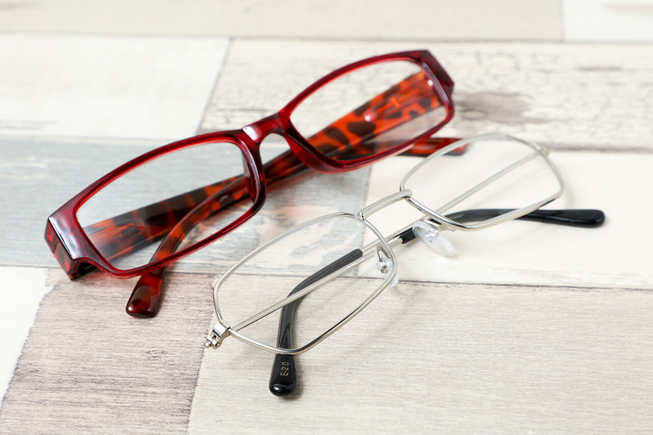 並んで置かれたメガネ