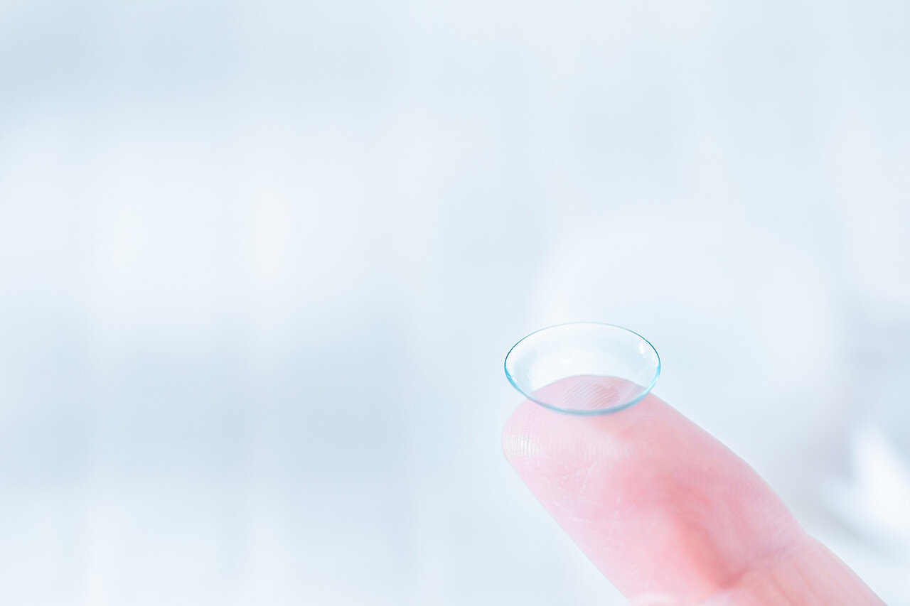 指先に置かれたコンタクト