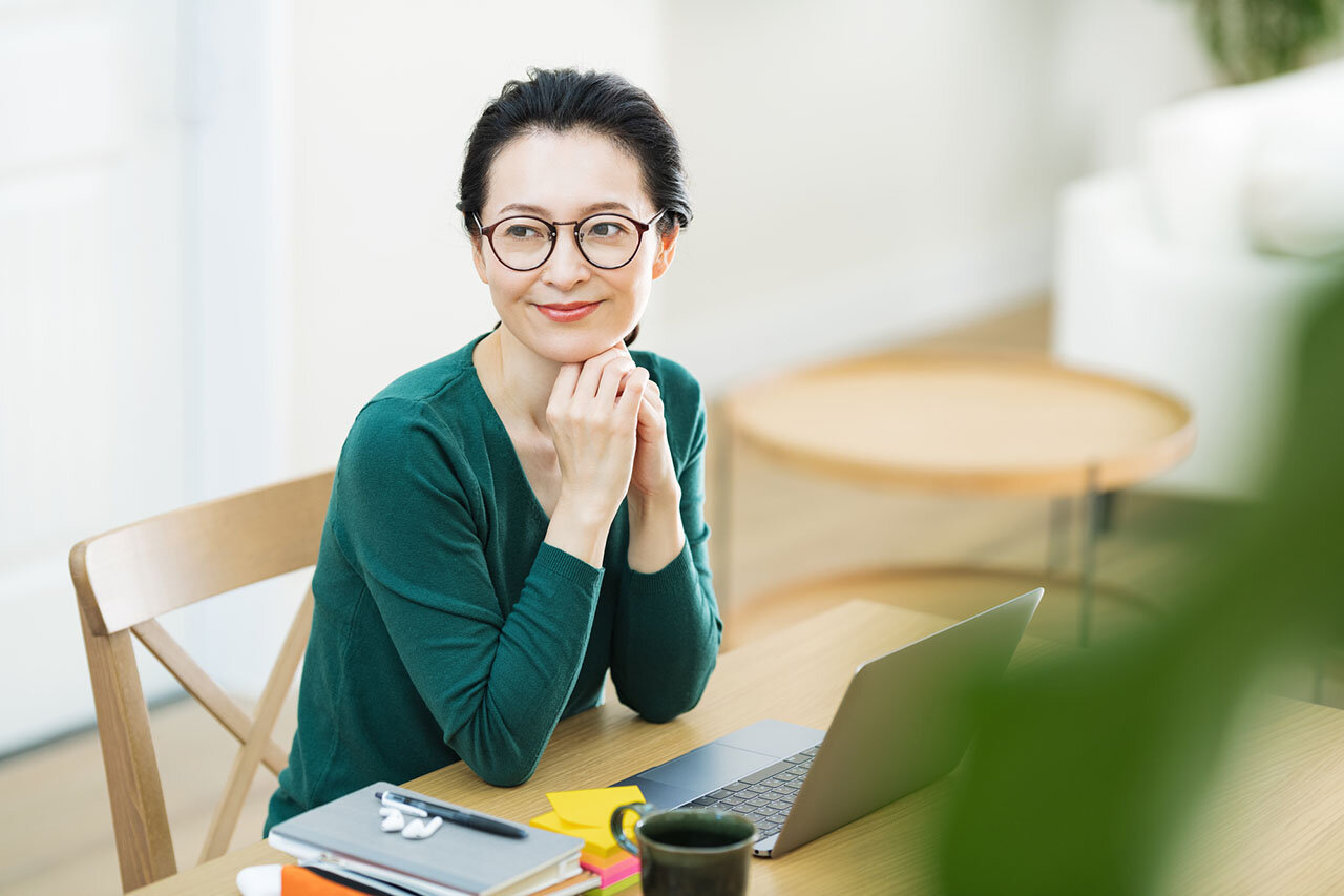 メガネを掛けて遠くを見る女性