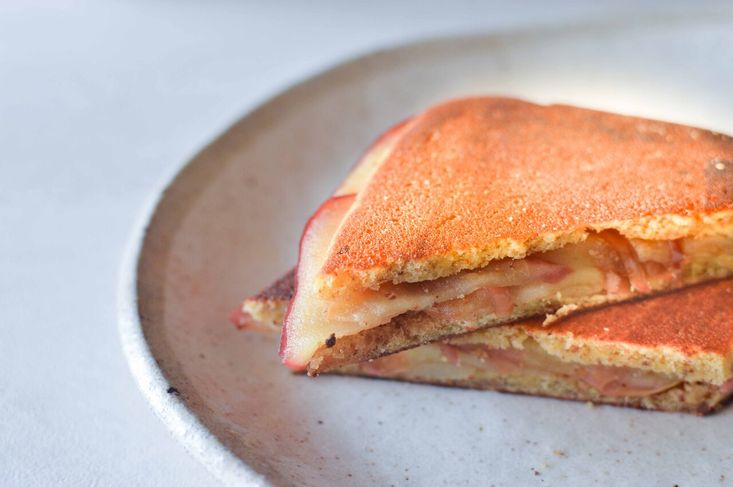 重ねるだけで簡単。低糖質な「アップルパイ風ホットサンド」|カラダ整うパンレシピ