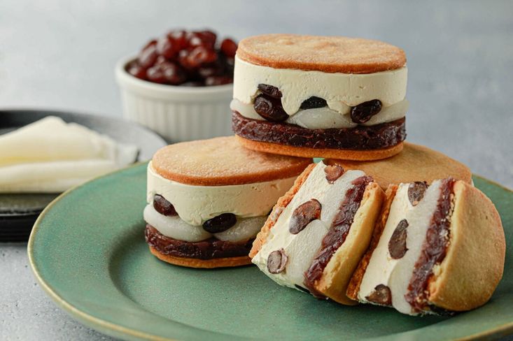 ふわモチ食感がクセになる!羽二重餅とあんバターサンドがひとつになった「羽二重餡バタークリームチーズサンド」