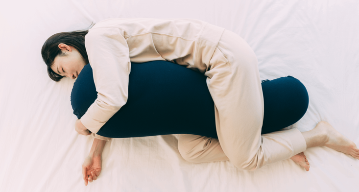 “胎児姿勢”が快眠への近道!不安やストレスを軽減する抱き枕「BAKUNE HUG」