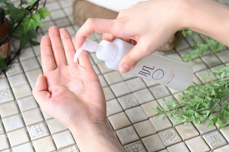 こだわりの洗浄剤とクリーミーな泡で摩擦ダメージから肌を守りながらメイク汚れをオフ。「肌〇」の敏感肌用クレンジング